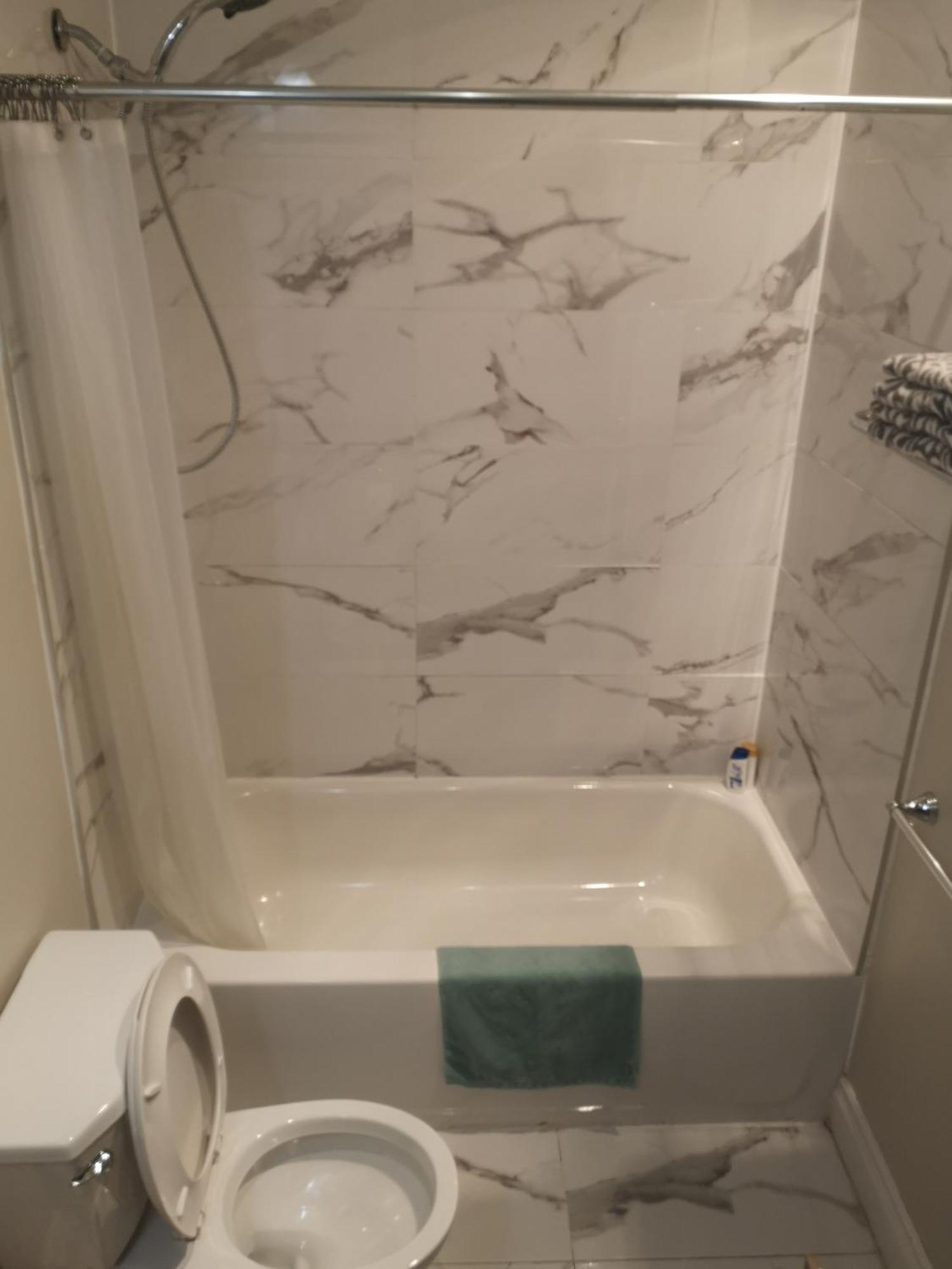 Lakeside Private Suite-Queen Bed Room Tottenham Oda fotoğraf